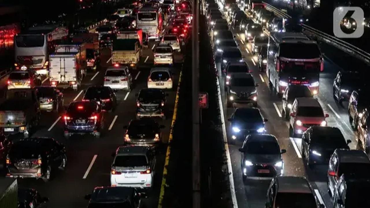 "Viral video yg diunggah akun dashcam_owners_indonesia sebuah mobil dengan plat dinas TNI melawan arah dan menggunakan rotator di jalanan sepi. Pengemudi kendaraan dengan plat dinas TNI tersebut mengaku melawan arah," tulis akun @karyamilitan dikutip, Kam