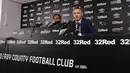 Mantan kapten Inggris, Wayne Rooney dan Manajer Derby County Phillip Cocu memberikan keterangan saat konferensi pers di Stadion Pride Park, pinggiran kota Derby, Selasa (6/8/2019). Rooney resmi bergabung dengan klub kasta kedua Liga Inggris Derby County sebagai pemain-pelatih. (Darren STAPLES / AFP)