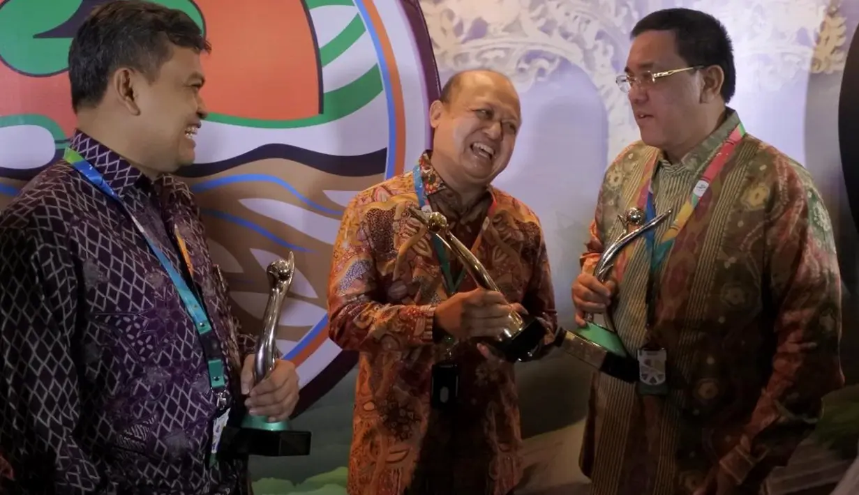 Direktur Utama PT Pupuk Kaltim Bakir Pasaman (tengah) berbincang bersama Direktur Produksi PT Pupuk Sriwidjaja Filius Yuliandi dan GM Produksi PT Pupuk Kujang Ariffianto, usai menerima penghargaan PROPER di Jakarta, Kamis (27/12).(Liputan6.com/HO/Ines)