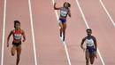 Sprinter Amerika Serikat, English Gardner (tengah) mengalami cedera saat berlaga dalam semifinal 100 meter putri Kejuaraan Atletik Dunia di Doha, Qatar, Minggu (29/9/2019). Peraih medali emas olimpiade tersebut mengalami cedera hamstring. (AP Photo/Martin Meissner)