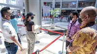 Menteri Pariwisata dan Ekonomi Kreatif/Kepala Badan Pariwisata dan Ekonomi Kreatif, Sandiaga Uno, meninjau langsung penerapan protokol kesehatan ke salah satu bioskop di Epicentrum XXI, Kuningan, Jakarta pada Kamis (23/9/2021).
