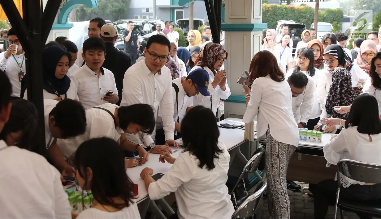 Karyawan Emtek Group antre mengisi buku tamu saat akan mengikuti halalbihalal di Studio 6 Emtek City, Jakarta, Selasa (3/7). Emtek mengadakan halalbihalal untuk menyatukan keluarga besar Emtek Group 2018. (Liputan6.com/Herman Zakharia)