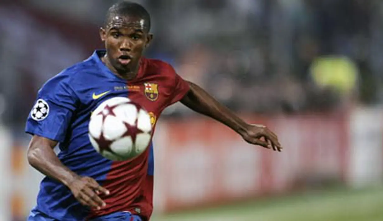 Striker Barcelona, Samuel Eto'o mengontrol bola dalam pertandingan final Liga Champions League menghadapi Manchester United pada 27 Mei 2009 di Stadion Olimpico, Roma. AFP PHOTO/FILIPPO MONTEF0RTE