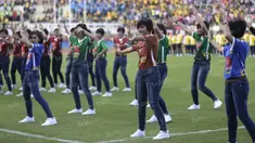 Para polwan cantik memamerkan jersey resmi tim Bhayangkara Surabaya United dalam acara launching jelang Trofeo Kapolda Jatim di Stadion Gelora Deltras, Sidoarjo, Minggu (24/4/2015). (Bola.com/Zulfirdaus Harahap)
