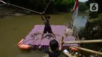 Anak-anak menggunakan perahu eretan di sungai Ciliwung, Jakarta, Selasa (3/11/2020). Perahu eretan di sungai Ciliwung masih bertahan sebagai penghubung Jakarta Timur dan Jakarta Selatan Selatan. (merdeka.com/Imam Buhori)
