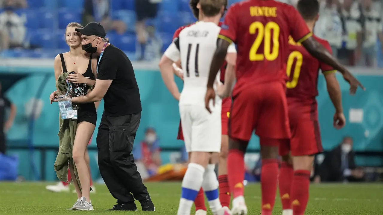 Foto Piala Eropa: Penyusup Cantik Berhentikan Pertandingan antara Finlandia Melawan Belgia pada Laga Grup B Euro 2020