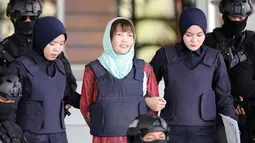 WN Vietnam yang menjadi tersangka kasus pembunuhan Kim Jong-nam, Doan Thi Huong dengan pengawalan polisi meninggalkan Pengadilan Tinggi Shah Alam di Malaysia, Senin (1/4). Doan Thi Huong dijatuhi sanksi pidana 3 tahun 4 bulan setelah mengaku bersalah atas tuduhan yang lebih ringan (AP/Vincent Thian)