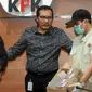 Wakil Ketua KPK Saut Situmorang bersama petugas bersiap menunjukkan barang bukti uang 2,5 Miliar hasil OTT di dua wilayah Kota Blitar dan Kabupaten Tulungagung, Jakarta, Jumat (9/6). (Merdeka.com/Dwi Narwoko)