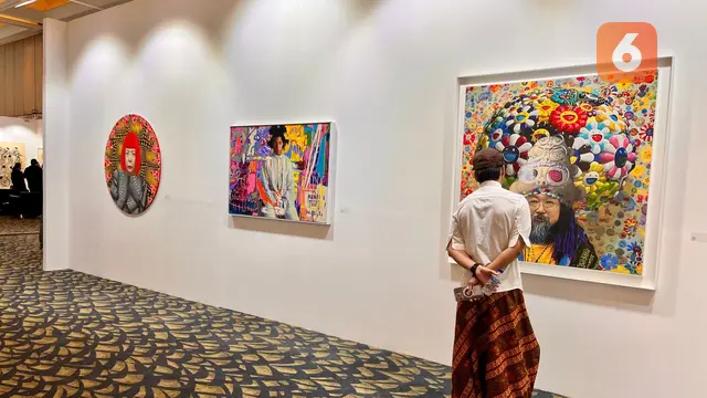 Seorang pengunjung berada di pameran seni ArtMoments Jakarta 2024 tampak sedang mengamati sebuah karya. (Dok: Liputan6.com/dyah)