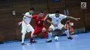 Pemain timnas futsal putra Indonesia Johanis Dominggus Mustamu berebut bola dengan pemain Vietnampada laga ketiga futsal SEA Games 2017 di Shah Alam, Malaysia, (25/8). Timnas futsal Indonesia kalah dengan skor 1-4. (Liputan6.com/Faizal Fanani)