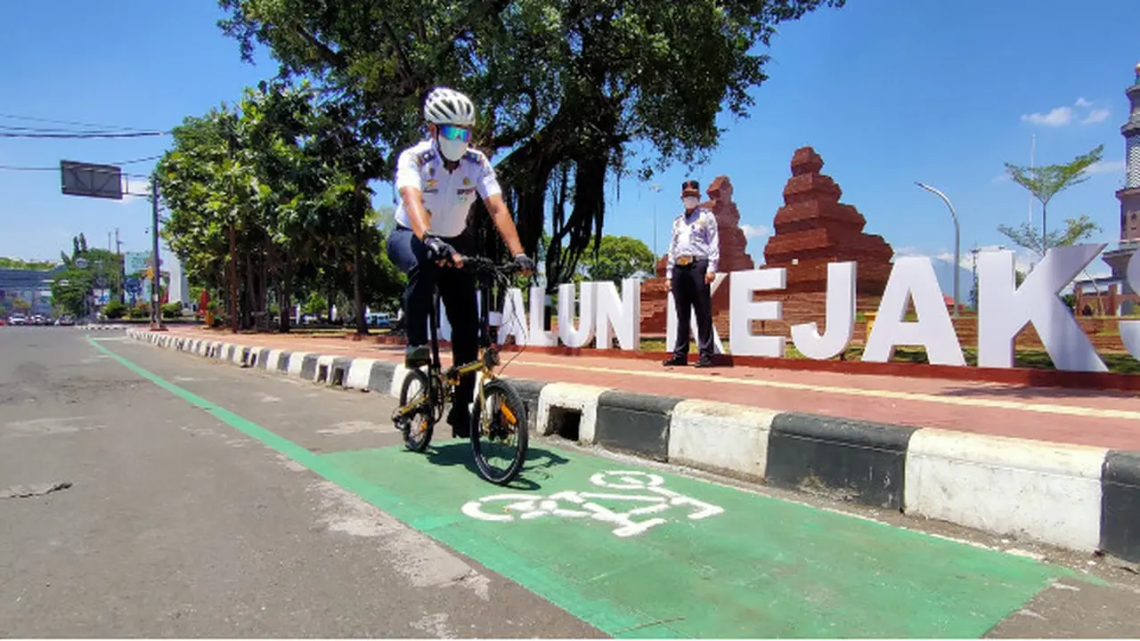 Jalur Sepeda di Jalan Siliwangi Sarana Berwisata di Kota Cirebon