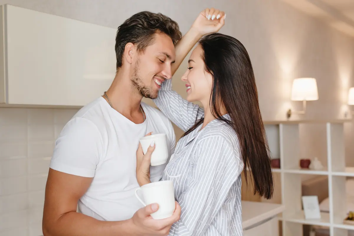 couple di dapur bahagia