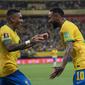 Pemain Brasil Raphinha dengan rekan setimnya Neymar merayakan golnya ke gawang Uruguay dalam laga kualifikasi Piala Dunia 2022 Qatar di Arena da Amazonia, Manaus, Brasil, Jumat, 15 Oktober 2021. (AP Photo/ Andre Penner)