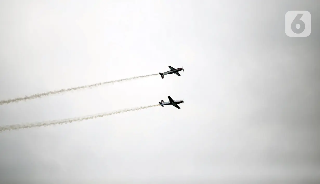 Penampilan atraksi Jupiter Aerobatic saat perayaan HUT ke-77 TNI di Jakarta, Rabu (5/10/2022). Kegiatan yang diikuti oleh seluruh kesatuan jajaran TNI ini dalam rangka menyambut HUT ke-77 TNI. (Liputan6.com/Faizal Fanani)