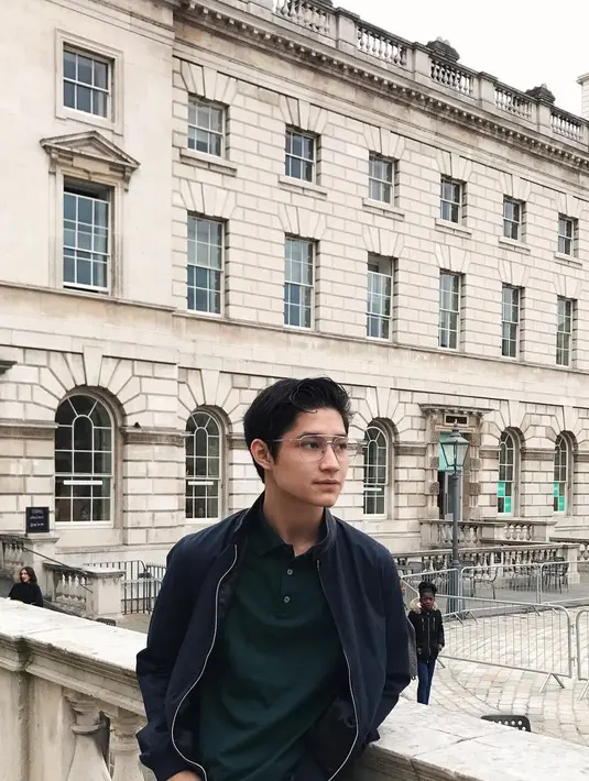 Teuku Rassya, belakangan ini memang jarang terlihat di layar televisi lantaran tengah menuntut ilmu di luar negeri. Oleh karena itu juga, sampai sekarang ini belum terdengar soal kisah asmara remaja tampan yang satu ini. (Instagram/teukurassya)