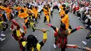 Sejumlah penari memperagakan tarian tradisional dalam pawai kebudayaan Jepang Festival Little Tokyo Ennichisai, di Blok M Square, Jakarta, Minggu (25/5/2014).(Liputan6.com/Faizal Fanani)