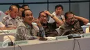 Wakil Gubernur Kaltim, Mukmin Faisyal (kiri) dan Wakil Gubernur Jawa Barat Deddy Mizwar (tengah) menghadiri rapat koordinasi terkait persiapan angkutan mudik lebaran, di kantor Kementerian Perhubungan, Jakarta, Selasa (30/6). (Liputan6.com/Faizal Fanani)