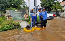 Sudin SDA Jakbar Kerahkan Pompa Apung Guna Percepat Penanganan Banjir Daan Mogot