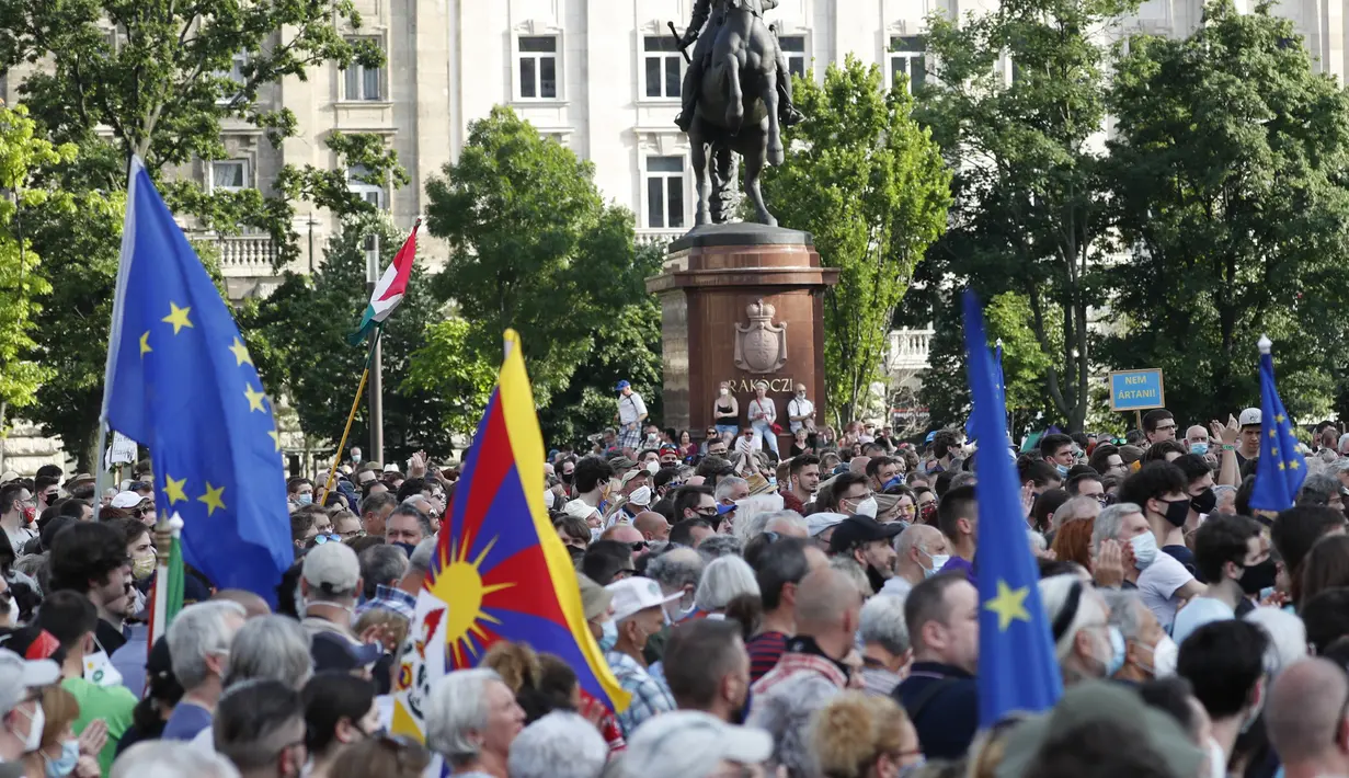 Para pengunjuk rasa berkumpul di pusat kota Budapest, Hongaria (5/6/2021). Ribuan orang di Hungaria mekakukan aksi protes menentang rencana pembangunan Universitas China di Budapest. (AP Photo/Laszlo Balogh)
