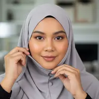 Styling Hijab Lebaran yang Cocok untuk Wajah Bulat Biar Tirus di Foto/Gemini AI
