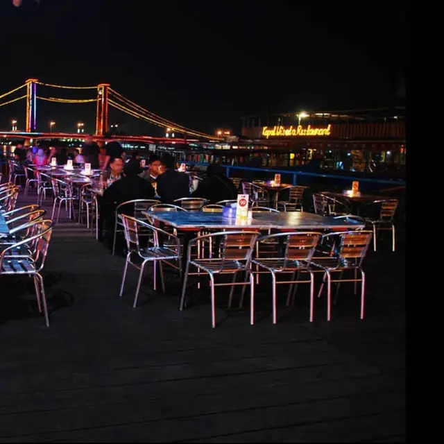 View Ampera di malam hari bisa dilihat dari Riverside Restaurant.