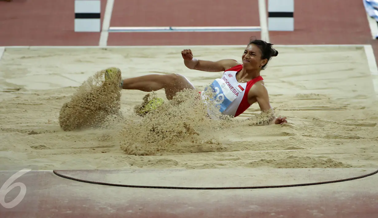 Atlet lompat jauh Indonesia, Maria Londa berhasil meraih emas di nomor lompat jauh putri SEA Games 2015 di National Stadium, Singapura, Rabu (10/6/2015). Maria saat mendarat usai melompat sejauh 6,70 meter. (Liputan6.com/Helmi Fithriansyah)