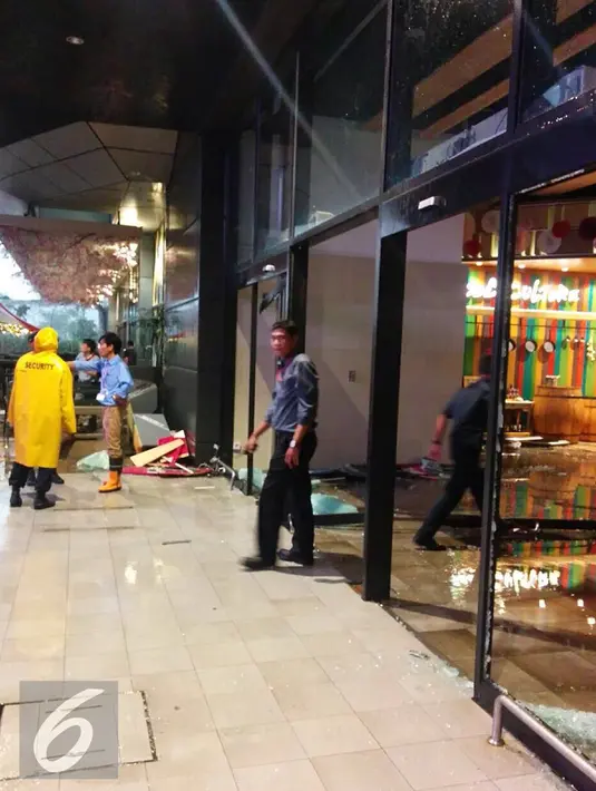 Suasana AEON Mall pasca disambar petir, BSD, Tangerang Selatan, Rabu (20/4/2016).Petir menyambar kaca mall tersebut. (Istimewa)