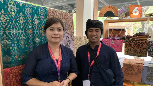 Para pelaku usaha UMKM yang berada di bawah naungan Rumah BUMN memamerkan produknya di acara SMEs Future Village, side event G20 di Bali. (Liputan6/Benedikta Miranti)