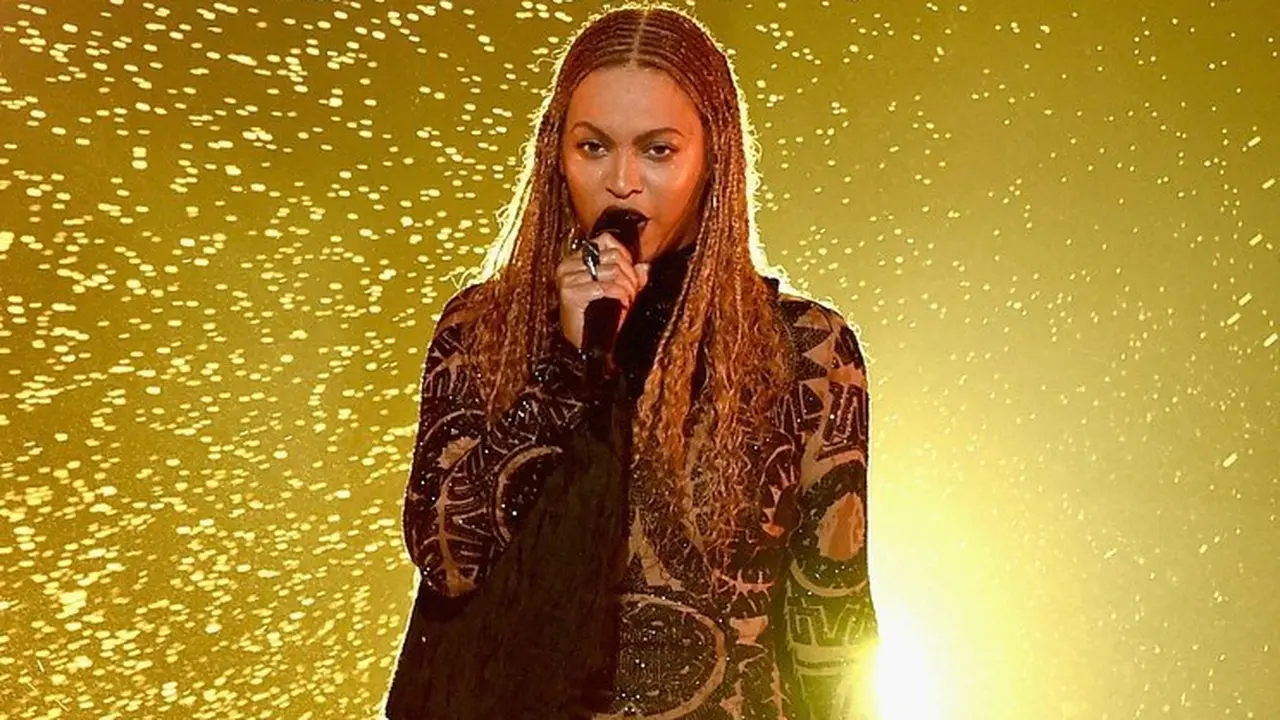 Beyonce tampil dengan busana transparan di BET 2016