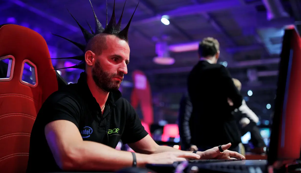 Ekspresi pengunjung saat memainkan video game pada acara Paris Games Week di Paris, Prancis (26/10). Sejumlah pencandu game berkumpul dalam Acara Paris Games Week dan unjuk kebolehan dalam bermain video game. (REUTERS/Benoit Tessier)