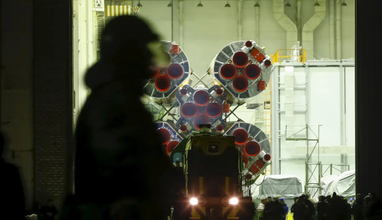 Pesawat ruang angkasa Soyuz saat akan dipersiapkan untuk penerbangan menuju ISS di Baikonur kosmodrom, Kazakhstan, (16/3). Nantinya misi ini akan dipimpin oleh insinyur penerbangan Rusia dan Amerika. (REUTERS / Shamil Zhumatov)