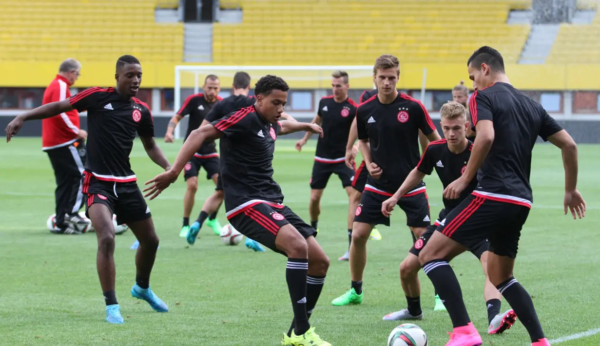 Skuat Ajax Amsterdam tengah berlatih satu dua sentuhan permainan di stadion Ernst Happel, Wina, Austria, Selasa (28/7) malam waktu setempat. (Bola.com/Reza Khomaini)