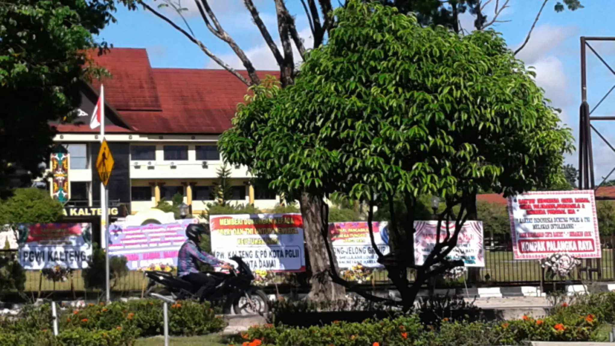 Mapolda Kalteng dibanjiri karangan bunga yang dikirim oleh berbagai kalangan masyarakat. (Liputan6.com/Rajana K)