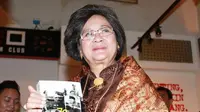 Putri Proklamator Indonesia Bung Hatta, Meutia Hatta menerima buku 70 Tahun Histori Masa Depan saat peluncuran di Galeri Foto Jurnalistik Antara, Jakarta, Sabtu (22/8/2015). (Antara Foto/Jafkhairi)