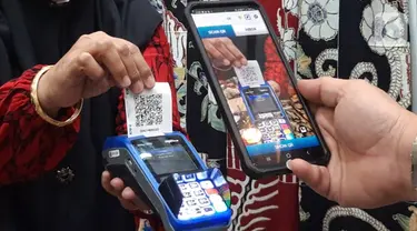 Pelaku UMKM bertransaksi menggunakan QR Code BCA mobile pada pameran Adi Wastra Nusantara di Jakarta (11/2/2022). Bertepatan dengan momen Hari Ulang Tahun BCA yang ke-65, BCA mendukung UMKM di Indonesia melalui tiga pilar utama yaitu Pilar Pembayaran, Pembinaan, dan Pembiayaan. (Liputan6.com/HO/Eko)