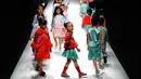 Model anak-anak berjalan di atas catwalk membawakan karya desainer Amelie Wang pada China Fashion Week di Beijing,  31 Oktober 2017. (AP Photo/Andy Wong)