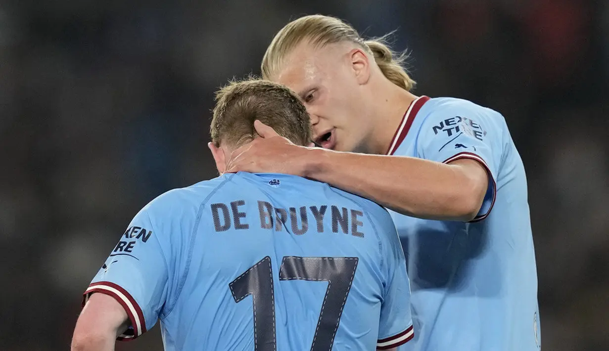 <p>Berhadapan dengan Inter Milan, Manchester City harus kehilangan pengatur serangan Kevin De Bruyne lebih awal. Pemain asal Belgia itu menepi pada menit ke-36 akibat cedera yang menimpanya. (AP Photo/Antonio Calanni)</p>