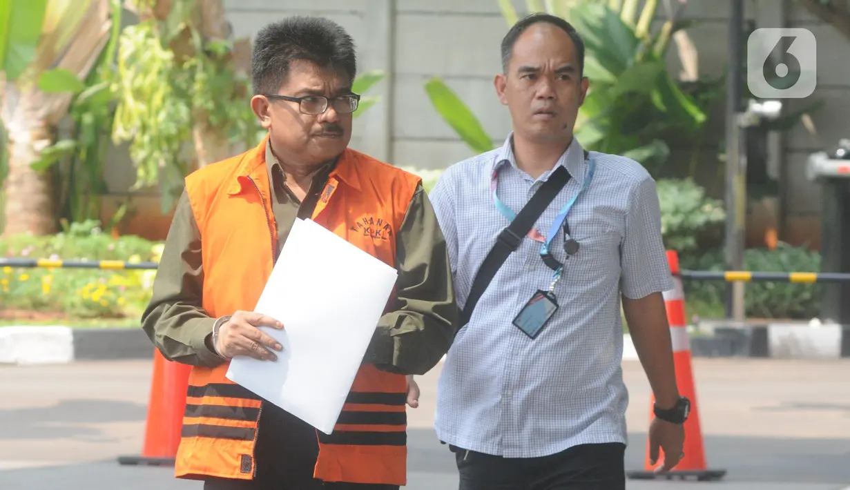 Kepala Kantor Pelayanan Pajak Penanaman Modal Asing Tiga Kanwil Jakarta Khusus Yul Dirga (kiri) saat tiba di Gedung KPK, Jakarta, Kamis (26/12/2019). Yul diperiksa sebagai tersangka dalam kasus dugaan suap pemeriksaan atas restitusi pajak PT WAE tahun pajak 2015 dan 2016. (merdeka.com/Dwi Narwoko)