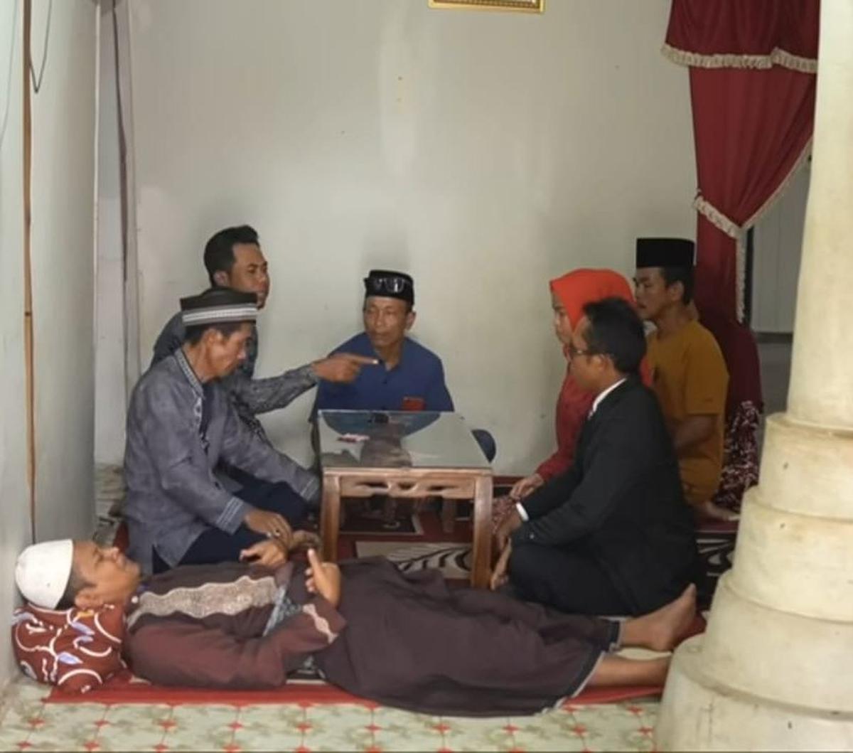 merdeka.com mencoba menelusuri kebenaran video tersebut. Ternyata video tersebut hanyalah sebuah konten hiburan di kanal Youtube Tawakal TV.

Dalam video tersebut diceritakan pasangan suami istri yang hidup bersama. Namun sang suami dalam kondisi sakit 
