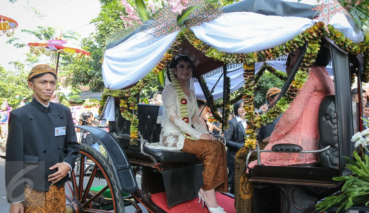 Dengan menggunakan kereta kuda milik Presiden Jokowi, Selvi Ananda diarak menuju Gedung Graha Saba Buana untuk menjalani prosesi akad nikahnya dengan Gibran Rakabuming Raka, Solo, Jawa Tengah, Kamis (11/6/2015). (Liputan6.com/Faizal Fanani) 