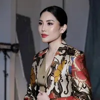 Angela Tanoesoedibjo kerap mengenakan batik kala menjalankan tugas hariannya. [Foto: Instagram/ Angela Tanoesoedibjo]