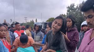 Warga Geruduk Mapolres Sumba Barat, Bawa Jenazah dan Bakar Mobil Dinas