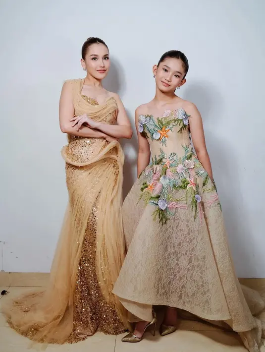 Bilqis tampil elegan berbalut brukat dress A-line dengan bordir warna-warni yang kontras namun apik [@ayutingting92]