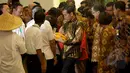 Presiden Joko Widodo terlihat membawa jagung di Jakarta Food Security Summit, Jakarta, Kamis (12/2/2015).  Acara ini ditujukan untuk mewujudkan karya dan komitmen para pelaku usaha dalam skala nasional dan internasional. (Liputan6.com/Faizal Fanani)