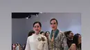 Menpar Widi Wardhana tampak elegan dengan dress biru pastel berkerah tinggi. Dilapisi dengan maxi outer full bordir yang serasi [@biyanofficial]