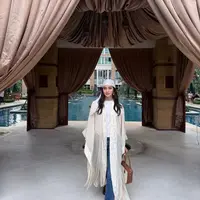 Hal ini juga terlihat dari gaya aktris Indonesia Ririn Ekawati yang membagikan potret kebersamaannya saat bukber dengan tampilan modest yang stylish. [@ririnekawati].