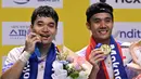 Ganda putra Indonesia, Leo Rolly Carnando (kiri) dan Bagas Maulana merayakan kemenangan di podium setelah pertandingan final bulu tangkis ganda putra Korea Open di Mokpo Indoor Stadium, Minggu 1 September 2024. (ANTHONY WALLACE/AFP)