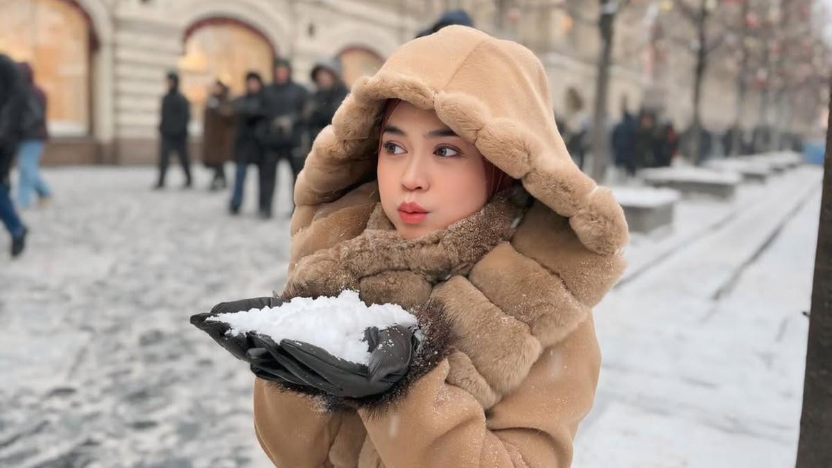 6 Gaya Ria Ricis Liburan di Moskow yang Dinginnya Sampai -25°C, Tetap Tampil Modis