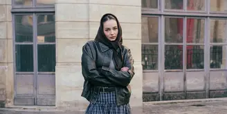 OOTD Enzy Storia saat liburan di Paris cukup mencuri perhatian dengan padu padan yang effortless [@enzystoria]