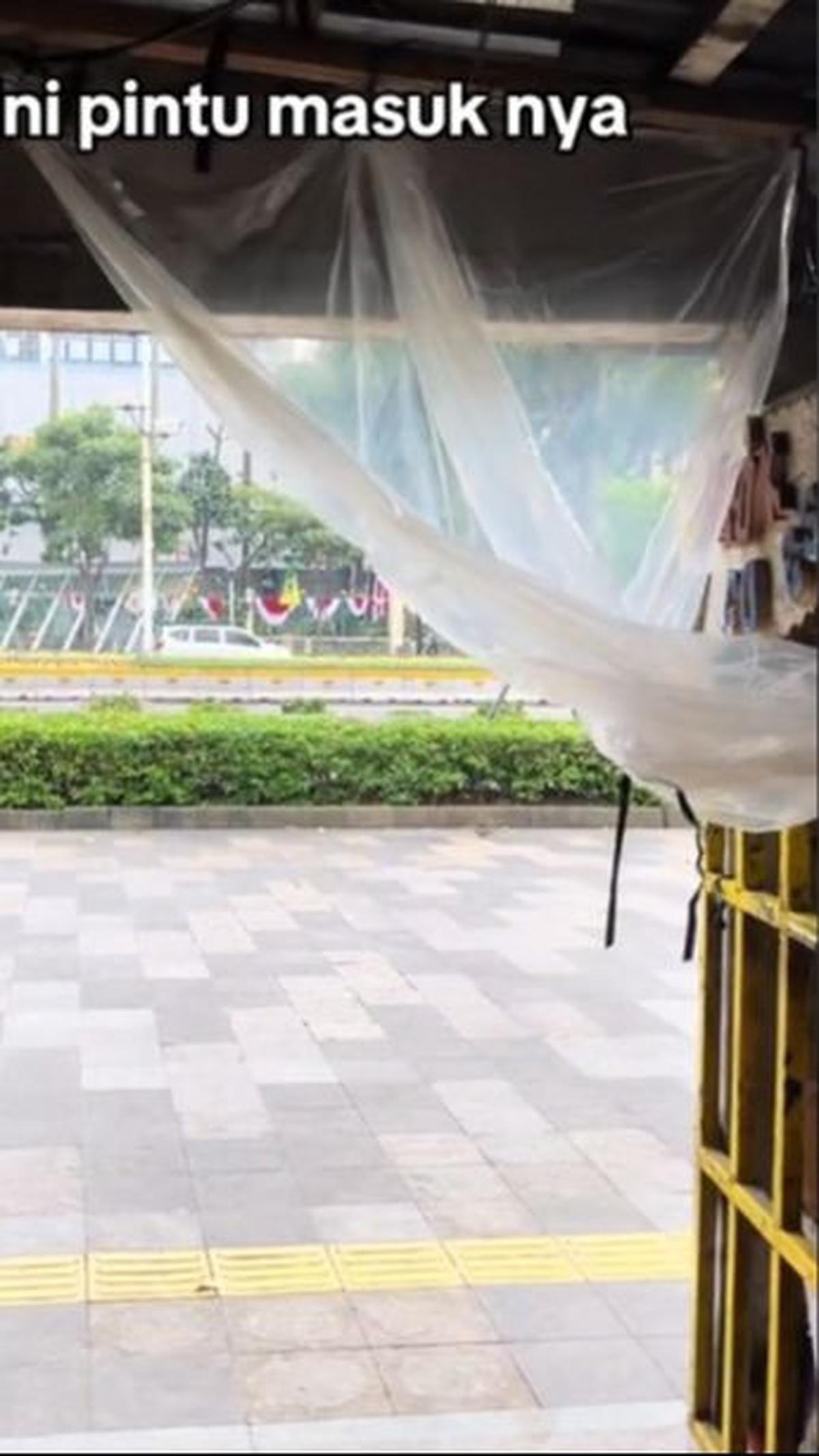 Di akhir video, si pemilik akun juga memperlihatkan pintu masuk gang tersebut.<br>